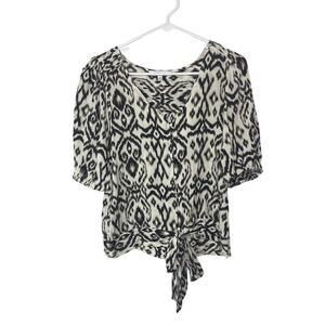 Rose & Olive shirt blouse top women's medium black whit3e geometric tie front